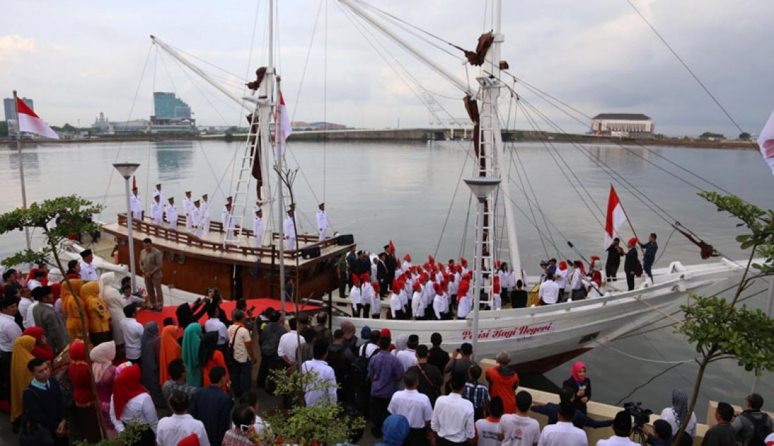 Pejabat Satuan Kerja Perangkat Daerah (SKPD) Pemerintah Kota Makassar mengikuti pelantikan di Anjungan Pantai Losari, Makassar, Kamis (29/12). Sebanyak 1.700 pejabat yang terdiri eselon II, III, IV dan pimpinan SKPD seperti Camat dan Lurah di Makassar dilantik Wali Kota Makassar, Moh Ramdhan Pomanto. Foto: M Idham/FAJAR - JPNN.com