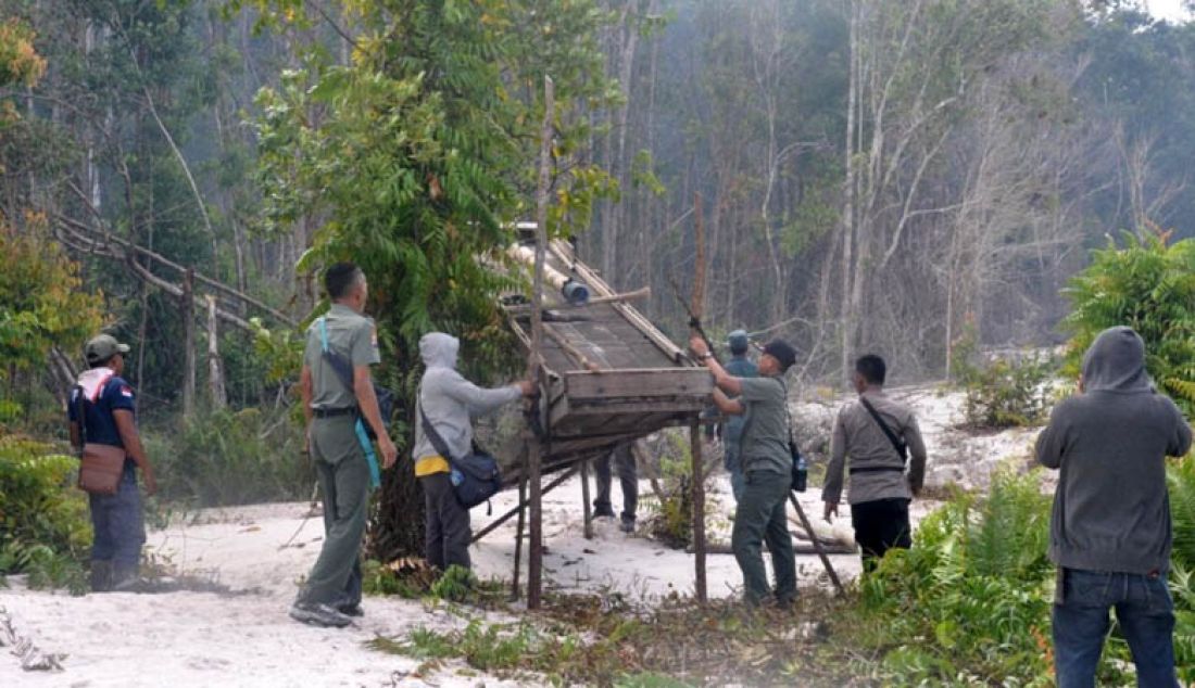 Tim Patroli Gabungan dari BKSDA, Seleksi Konservasi Wilayah (SKW) II, Balai Gakum Kementerian Lingkungan Hidup, Kehutanan Kalimantan, TNI dan Polri Kotawaringin Barat mengamankan dan memusnahkan barang bukti aktifitas tambang ilegal di Suaka Margasatwa Lamandau, Rabu (28/12). Foto: BKSDA for Radar Sampit - JPNN.com