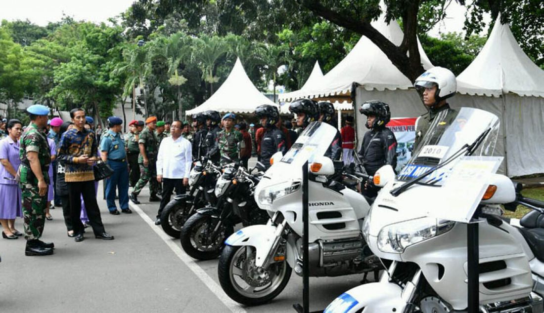 Presiden Joko Widodo di Markas Komando Paspampres di Jalan Tanah Abang II, Jakarta, Kamis (29/12). Presiden berkunjung untuk melihat sarana dan prasarana serta kesiapsiagaan personel Paspampres dalam menjalankan tugas pokok menjaga keamanan Presiden, wakil presiden, mantan presiden, mantan wakil presiden beserta keluarga dan tamu negara setingkat kepala negara juga kepala pemerintahan. Foto: SETPRES - JPNN.com