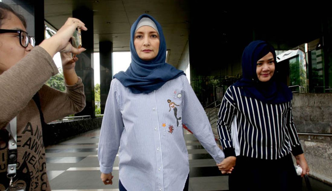 Artis Inneke Koesherawati saat mendatangi Gedung KPK, Jakarta, Kamis (29/12). Kedatangan Inneke untuk mengurus surat ijin besuk suaminya Fahmi Darmawansyah yang ditahan di Rumah Tahanan KPK cabang Pomdam Jaya Guntur. Foto: Miftahul/Jawa Pos - JPNN.com