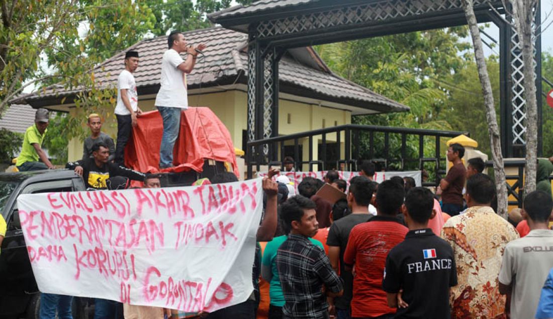 Massa dari Aliansi Masyarakat Peduli Tindak Pidana Korupsi (AMPTPK) melakukan aksi unjuk rada di depan Kejaksaan Tinggi Gorontalo dan Mapolda Gorontalo, Kamis (12/29). Massa menuntut supaya kasus korupsi di Gorontalo segera dituntaskan. Foto: Natha/Gorontalo Post - JPNN.com