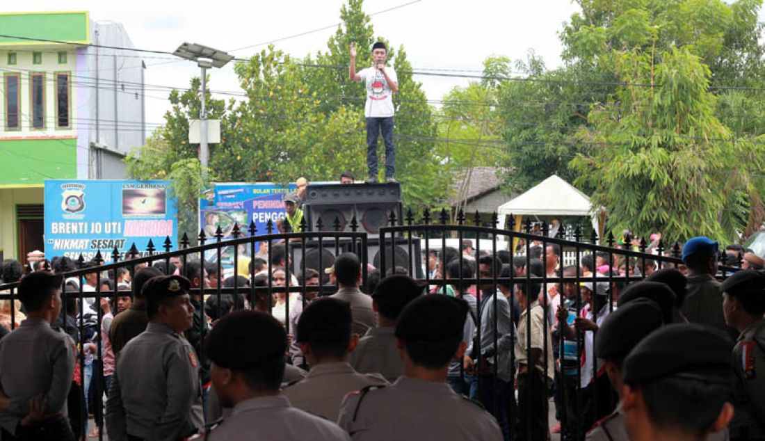 Massa dari Aliansi Masyarakat Peduli Tindak Pidana Korupsi (AMPTPK) melakukan aksi unjuk rada di depan Kejaksaan Tinggi Gorontalo dan Mapolda Gorontalo, Kamis (12/29). Massa menuntut supaya kasus korupsi di Gorontalo segera dituntaskan. Foto: Natha/Gorontalo Post - JPNN.com