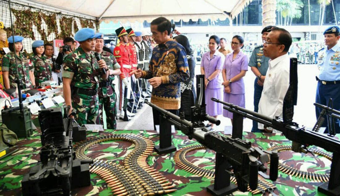 Presiden Joko Widodo di Markas Komando Paspampres di Jalan Tanah Abang II, Jakarta, Kamis (29/12). Presiden berkunjung untuk melihat sarana dan prasarana serta kesiapsiagaan personel Paspampres dalam menjalankan tugas pokok menjaga keamanan Presiden, wakil presiden, mantan presiden, mantan wakil presiden beserta keluarga dan tamu negara setingkat kepala negara juga kepala pemerintahan. Foto: SETPRES - JPNN.com