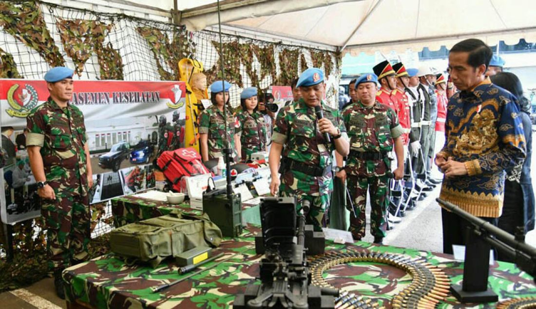 Presiden Joko Widodo di Markas Komando Paspampres di Jalan Tanah Abang II, Jakarta, Kamis (29/12). Presiden berkunjung untuk melihat sarana dan prasarana serta kesiapsiagaan personel Paspampres dalam menjalankan tugas pokok menjaga keamanan Presiden, wakil presiden, mantan presiden, mantan wakil presiden beserta keluarga dan tamu negara setingkat kepala negara juga kepala pemerintahan. Foto: SETPRES - JPNN.com