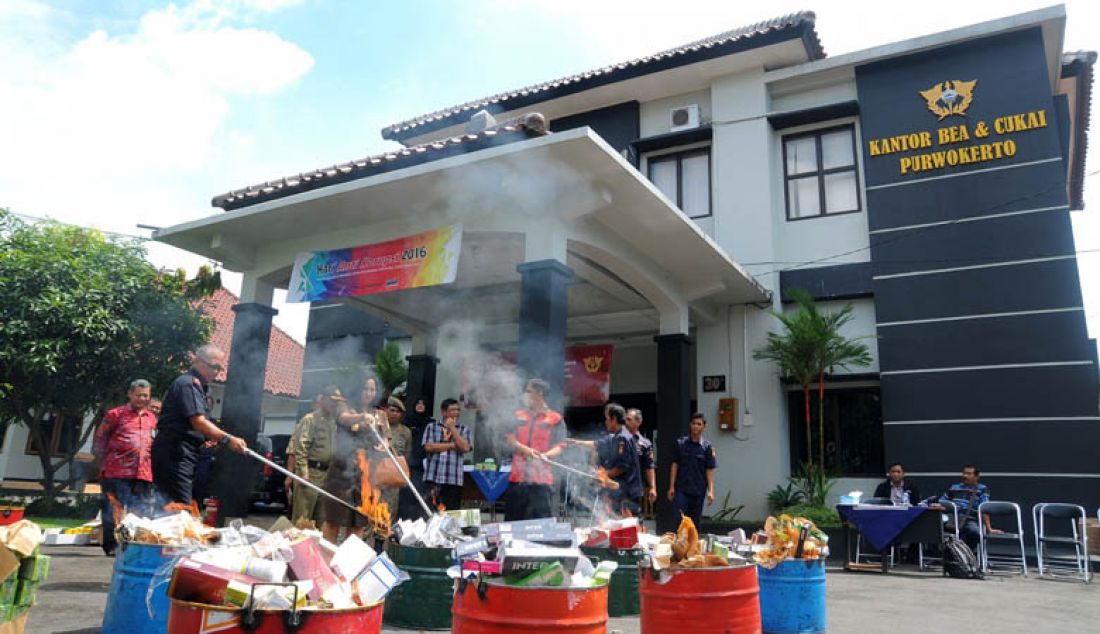 Puluhan ribu barang ilegal dimusnahkan di halaman kantor Bea dan Cukai Purwokerto, Kamis (29/12). Kerugian negara akibat barang-barang ilegal itu mencapai Rp 70 juta. Foto: Dimas/Radar Banyumas - JPNN.com