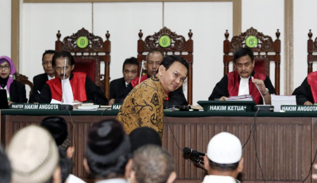 Gubernur DKI Jakarta nonaktif, Basuki Tjahaja Purnama (Ahok) menjalani sidang lanjutan kasus dugaan penistaan agama di PN Jakarta Utara, Selasa (3/1). Foto: Pool/Dharma Wijayanto/JPNN.com - JPNN.com