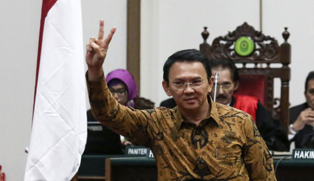 Gubernur DKI Jakarta nonaktif, Basuki Tjahaja Purnama (Ahok) menjalani sidang lanjutan kasus dugaan penistaan agama di PN Jakarta Utara, Selasa (3/1). Foto: Pool/Dharma Wijayanto/JPNN.com - JPNN.com