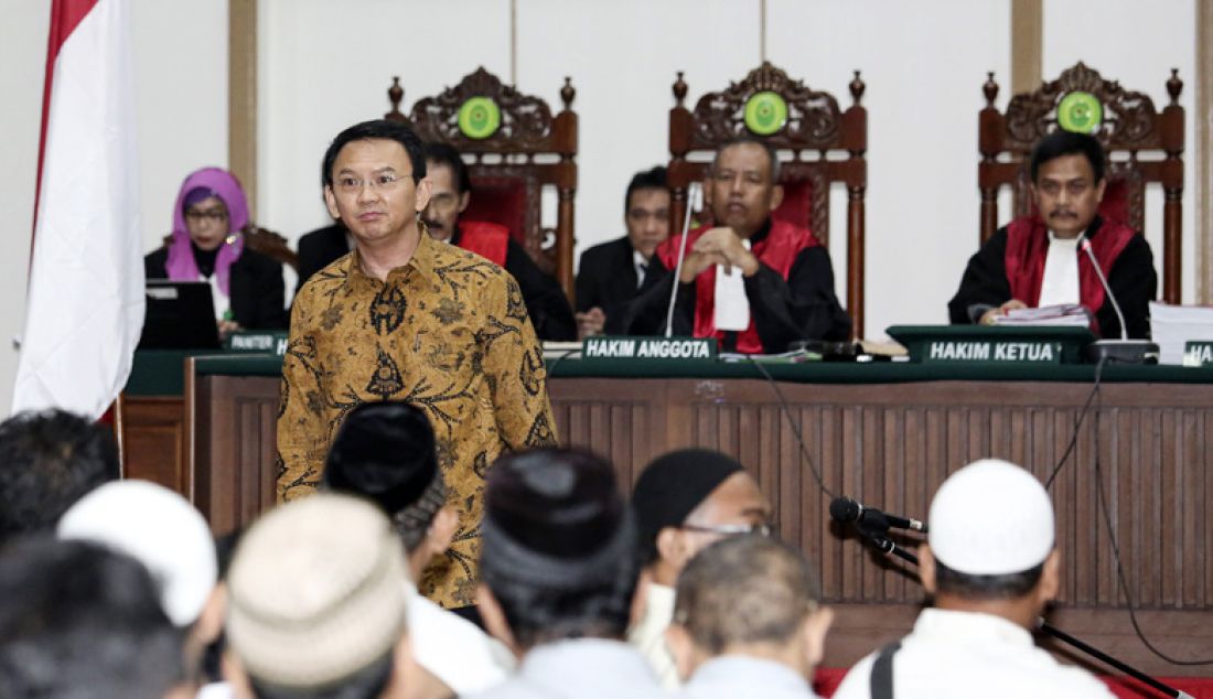 Gubernur DKI Jakarta nonaktif, Basuki Tjahaja Purnama (Ahok) menjalani sidang lanjutan kasus dugaan penistaan agama di PN Jakarta Utara, Selasa (3/1). Foto: Pool/Dharma Wijayanto/JPNN.com - JPNN.com