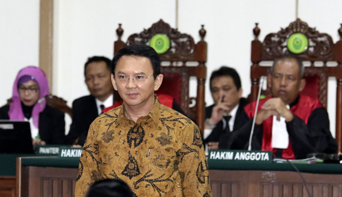 Gubernur DKI Jakarta nonaktif, Basuki Tjahaja Purnama (Ahok) menjalani sidang lanjutan kasus dugaan penistaan agama di PN Jakarta Utara, Selasa (3/1). Foto: Pool/Dharma Wijayanto/JPNN.com - JPNN.com