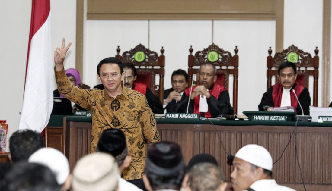 Gubernur DKI Jakarta nonaktif, Basuki Tjahaja Purnama (Ahok) menjalani sidang lanjutan kasus dugaan penistaan agama di PN Jakarta Utara, Selasa (3/1). Foto: Pool/Dharma Wijayanto/JPNN.com - JPNN.com