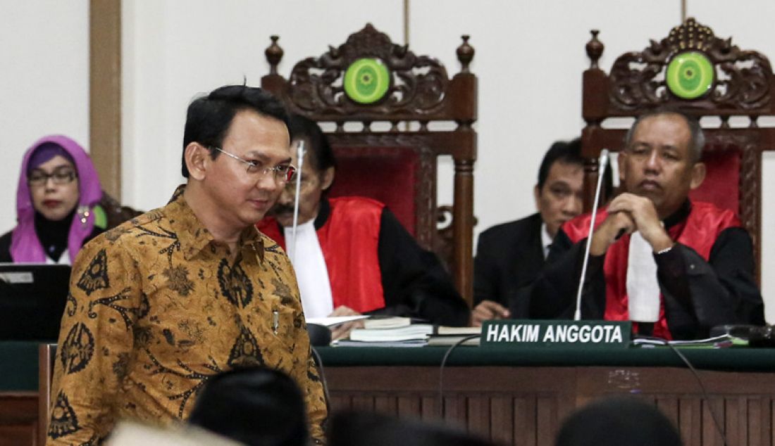 Gubernur DKI Jakarta nonaktif, Basuki Tjahaja Purnama (Ahok) menjalani sidang lanjutan kasus dugaan penistaan agama di PN Jakarta Utara, Selasa (3/1). Foto: Pool/Dharma Wijayanto/JPNN.com - JPNN.com