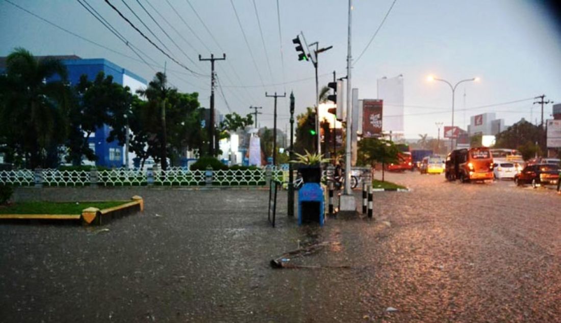 BANJIR LAGI: Banjir setinggi 50 cm menggenangi Jalan Terusan Pemuda Kota Cirebon. Selain di Jalan Terusan Pemuda, banjir juga melanda sejumlah jalur utama yang ada di Kota Cirebon. - JPNN.com