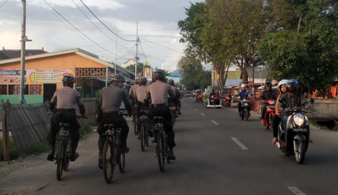 PATROLI: Polisi satuan Sabraha melakukan patroli dengan sepeda, semenjak malam Natal dan Tahun Baru 2017, melakukan patroli dengan memakai sepeda, nampak satuan polisi yang melakukan patroli di Kota Gorontalo, Selasa (3/1). - JPNN.com