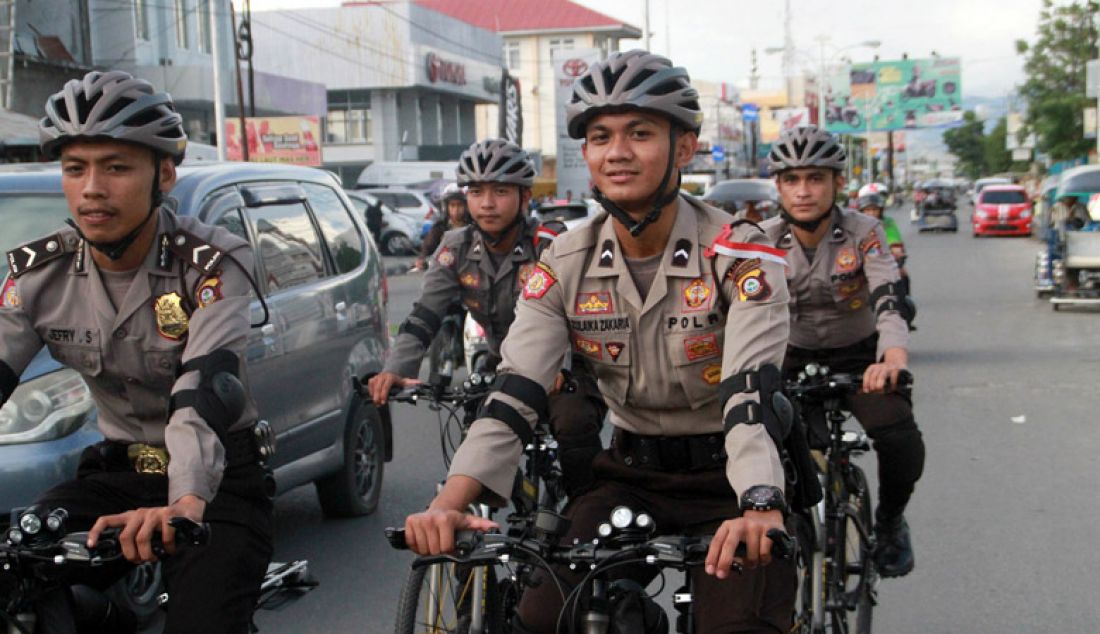 PATROLI: Polisi satuan Sabraha melakukan patroli dengan sepeda, semenjak malam Natal dan Tahun Baru 2017, melakukan patroli dengan memakai sepeda, nampak satuan polisi yang melakukan patroli di Kota Gorontalo, Selasa (3/1). - JPNN.com