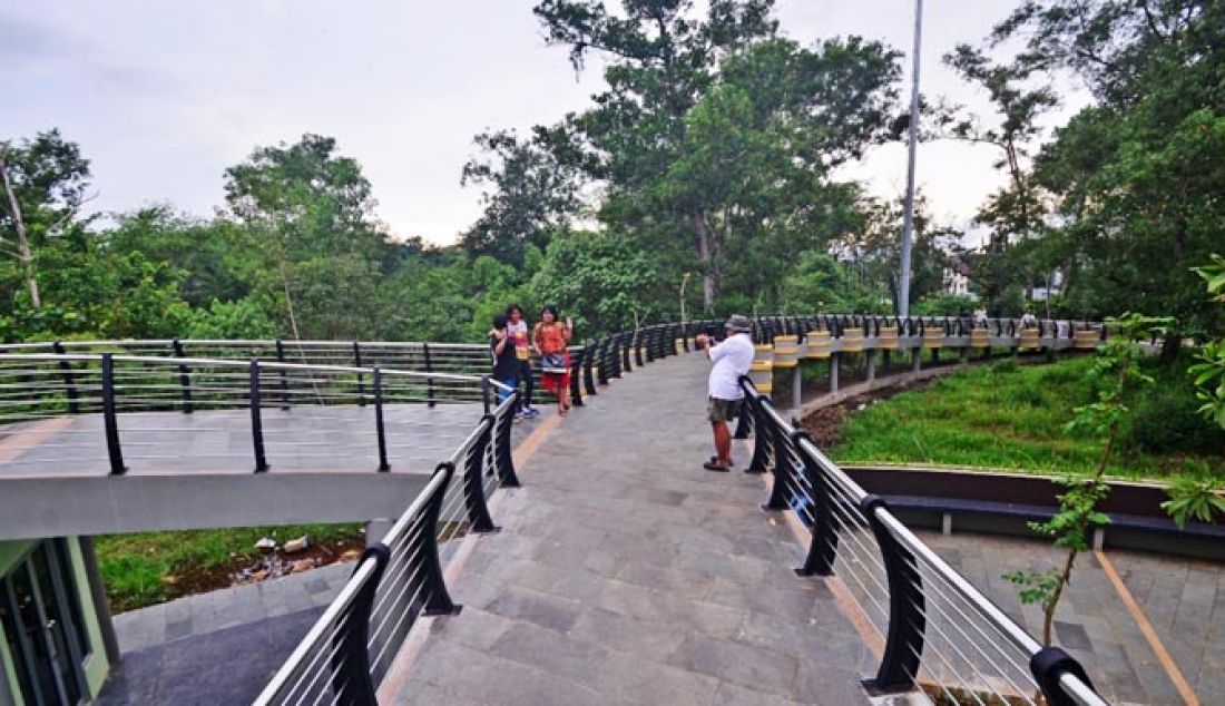 TAMAN DIGULIS: Kawasan Taman Digulis sudah tertata menjadi lebih baik, selain fasilitas jogging track, Taman Digulis juga dilengkapi taman bermain untuk anak-anak. Kawasan Taman Digulis menjadi tempat santai baru bagi masyarakat dan selalu ramai setiap harinya. - JPNN.com