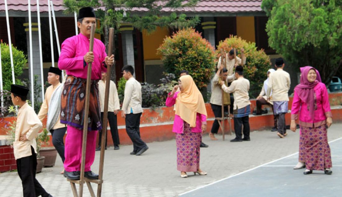 PERMAINAN TRADISIONAL: Pada perayaan HUT Provinsi kota Jambi ke 60, Guru dan Murid SMPN 1 Kota Jambi mengadakan berbagai permainan tradisional, Jumat (6/1). - JPNN.com