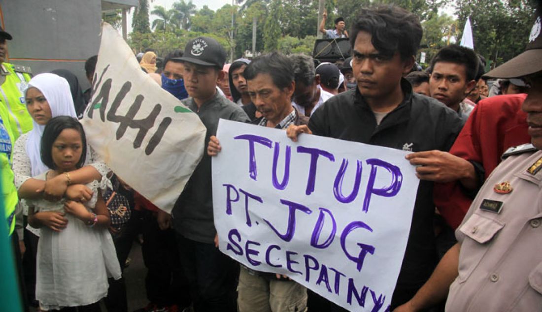 Warga dari Paguyuban Petani Ikan Air Deras (PPIAD) kecamatan Pamijahan Kabupaten Bogor, berunjuk rasa di depan kantor Bupati Bogor, Kamis (5/1). Massa mendesak Bupati agar bertindak tegas terhadap PT. Jaya Dinamika Geohidroenergy (Pt. JDG) yang mencemari lingkungan dan mengganti kerugian atas matinya ikan-ikan. - JPNN.com