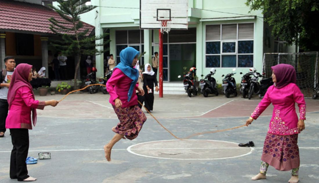 PERMAINAN TRADISIONAL: Pada perayaan HUT Provinsi kota Jambi ke 60, Guru dan Murid SMPN 1 Kota Jambi mengadakan berbagai permainan tradisional, Jumat (6/1). - JPNN.com