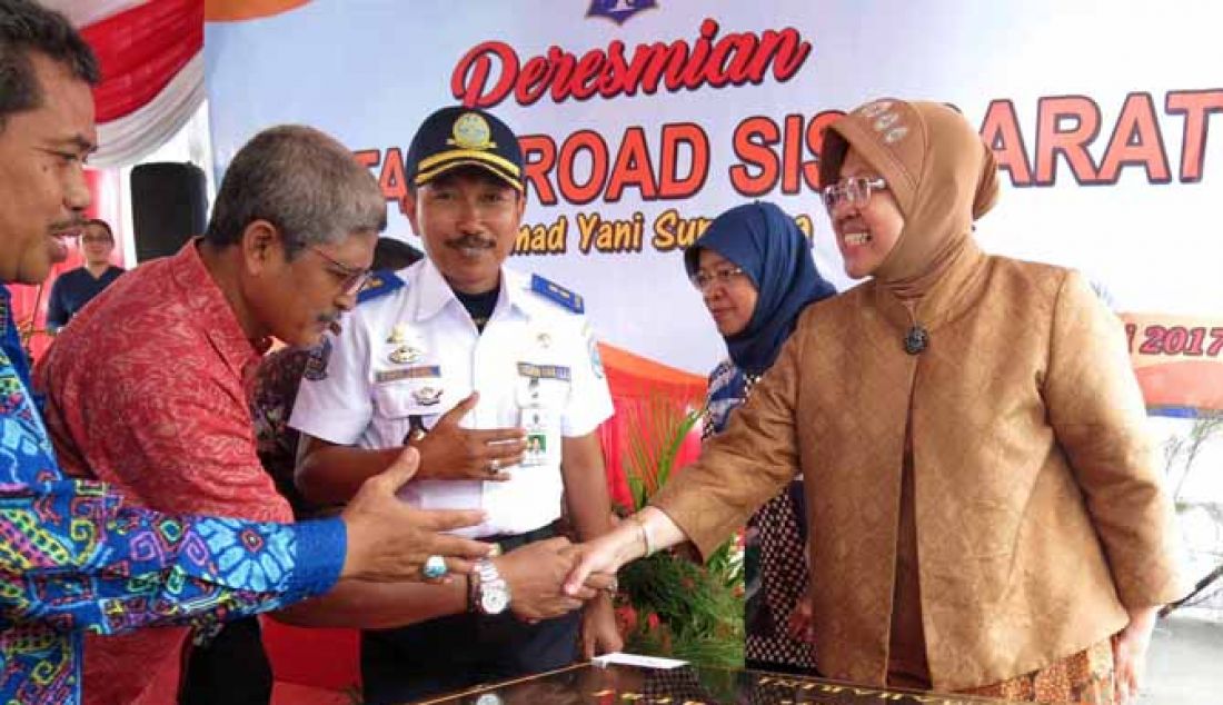 Wali Kota Surabaya Tri Rismaharini usai menandatangani prasasti peresmian frontage road sisi barat, Kamis (5/1) pagi. - JPNN.com