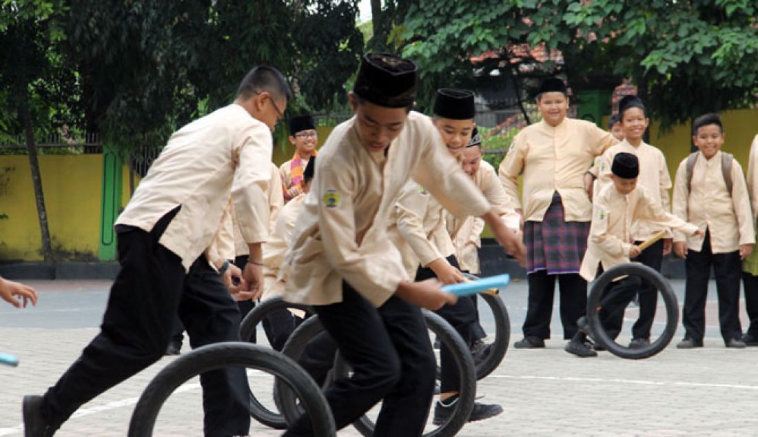 PERMAINAN TRADISIONAL: Pada perayaan HUT Provinsi kota Jambi ke 60, Guru dan Murid SMPN 1 Kota Jambi mengadakan berbagai permainan tradisional, Jumat (6/1). - JPNN.com