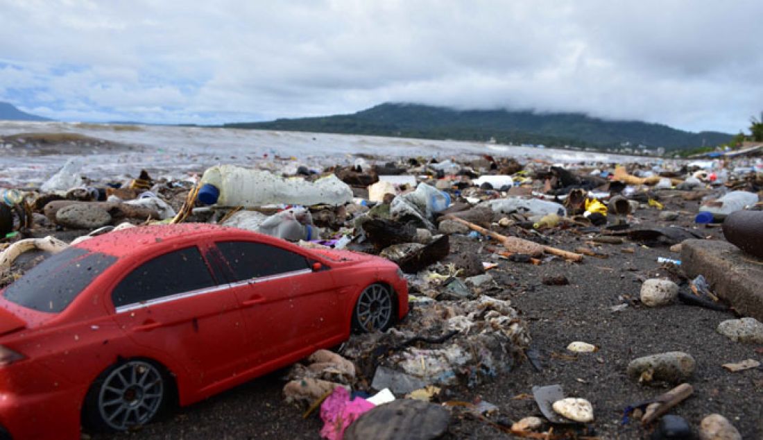 MASALAH KLASIK: Sampah-sampah plastik menghiasi kawasan pantai Sindulang, Kamis (5/1). Entah darimana datangnya, jelas sampah-sampah tersebut terbawa arus laut samapi di pinggir pantai yang terletak di Kelurahan Sindulang, Kecamatan Singkil, Manado. - JPNN.com