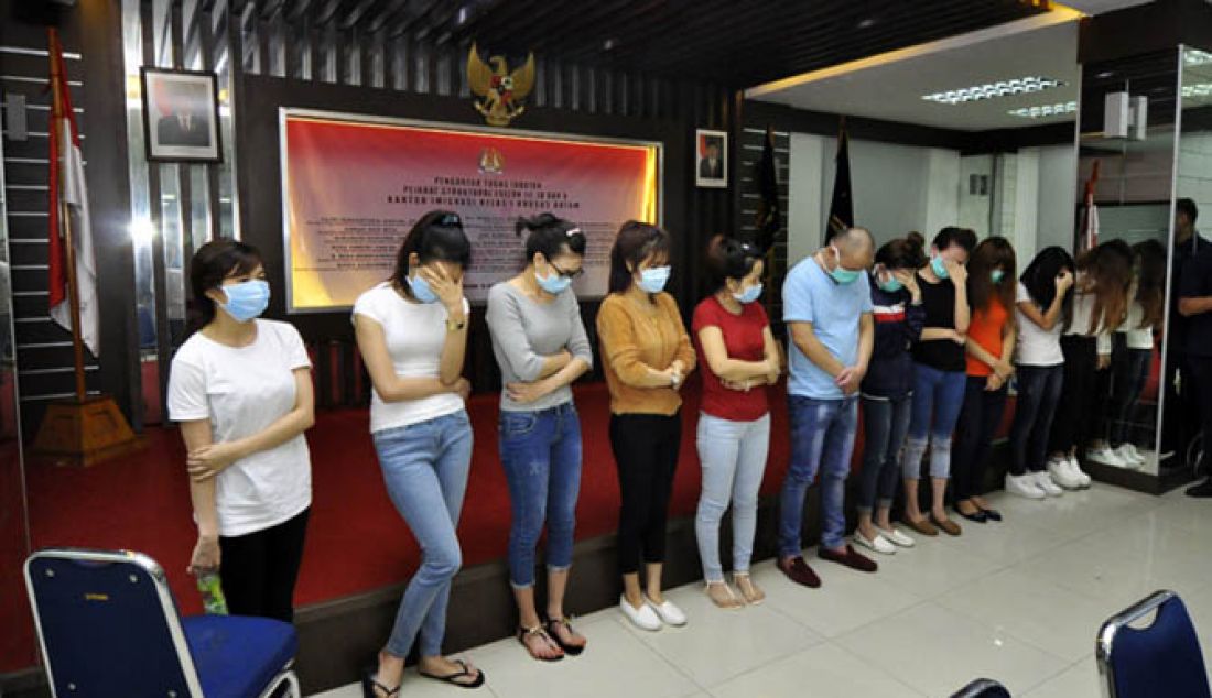 Sepuluh imigran wanita asing dan satu pria yang bekerja di Batam diamankan di Kantor Imigrasi Kelas 1 Khusus Batam karena tidak memiliki izin tinggal dan bekerja di Indonesia, Batamcenter, Kamis (5/1). TKA wanita diduga bekerja sebagai PSK di Batam. - JPNN.com