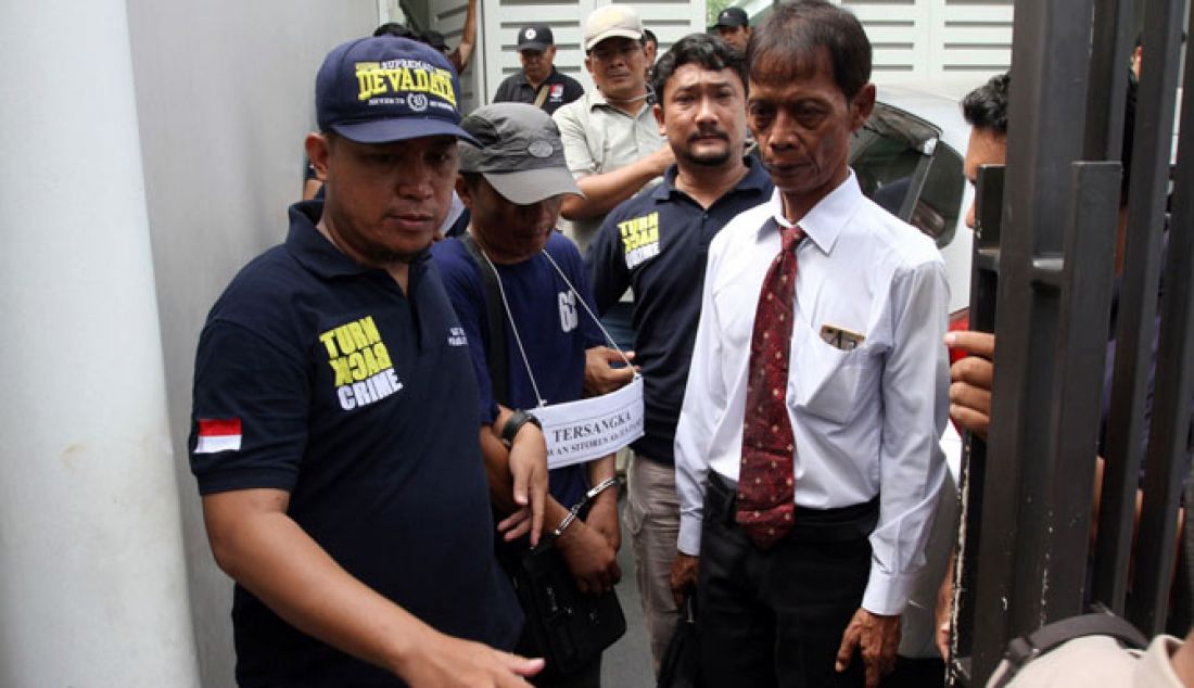 Polisi bersama salah salah satu tersangka Kasus Perampokan dan Pembunuhan Pulomas, Ridwan Sitorus alias Ius Pane saat melakukan adegan pra-rekonstruksi di rumah Dodi Triono di kawasan Pulomas, Jumat (6/1). Sebanyak 71 adegan diperagakan dalam prarekonstruksi. - JPNN.com