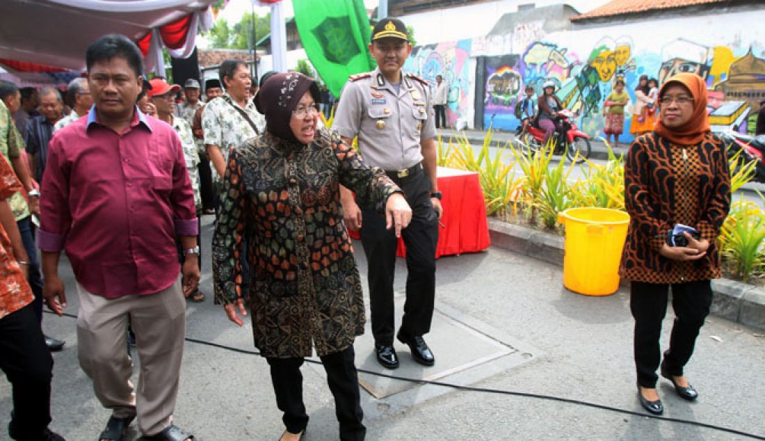 LEBIH LEBAR: Wali Kota Surabaya Tri Rismaharini saat melihat kondisi Jalan Sidotopo Wetan setelah dibangun Box Culvert. - JPNN.com