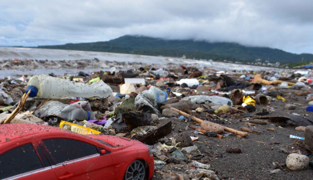 MASALAH KLASIK: Sampah-sampah plastik menghiasi kawasan pantai Sindulang, Kamis (5/1). Entah darimana datangnya, jelas sampah-sampah tersebut terbawa arus laut samapi di pinggir pantai yang terletak di Kelurahan Sindulang, Kecamatan Singkil, Manado. - JPNN.com