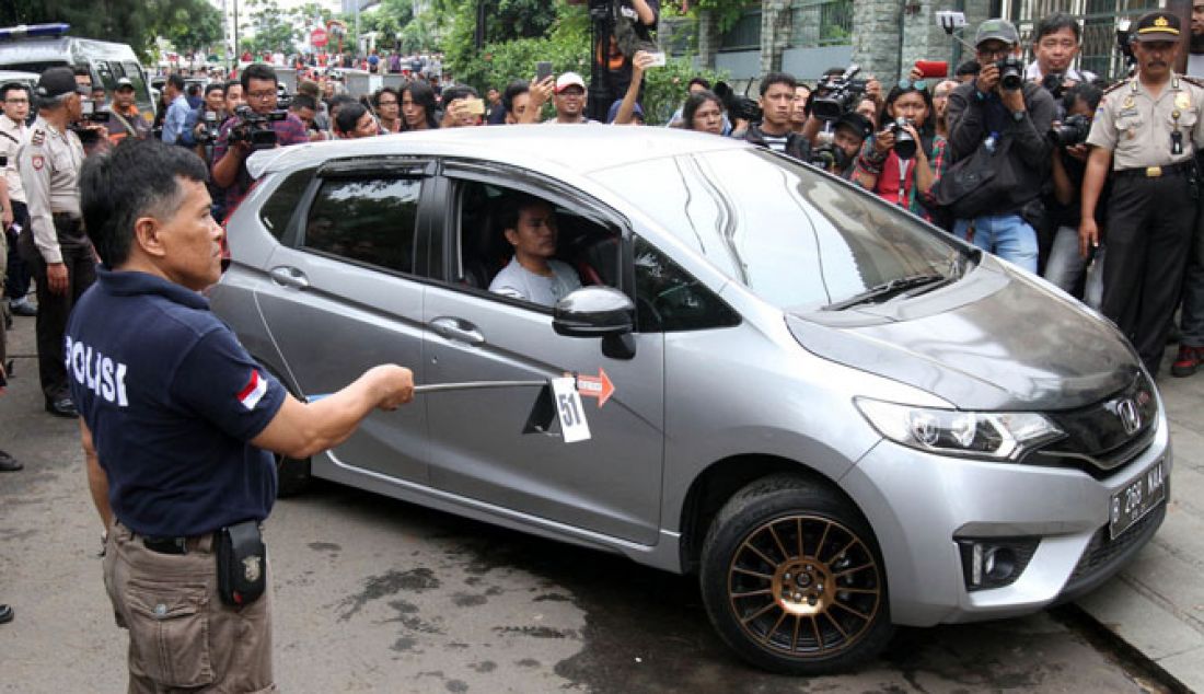 Polisi bersama salah salah satu tersangka Kasus Perampokan dan Pembunuhan Pulomas, Ridwan Sitorus alias Ius Pane saat melakukan adegan pra-rekonstruksi di rumah Dodi Triono di kawasan Pulomas, Jumat (6/1). Sebanyak 71 adegan diperagakan dalam prarekonstruksi. - JPNN.com