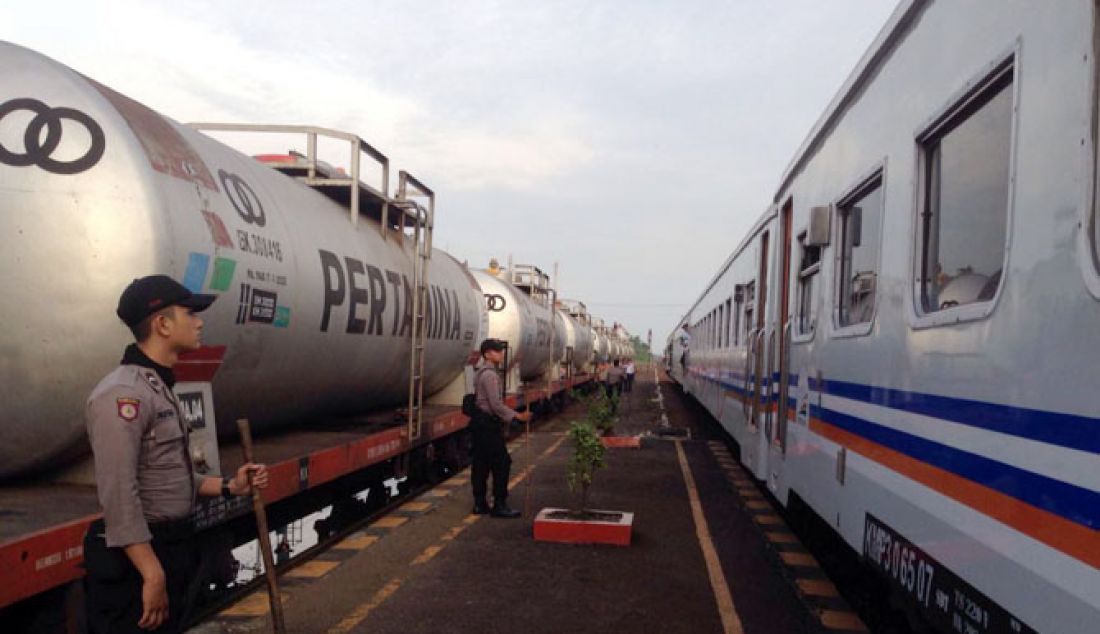 Kepolisian Resor Cilacap melakukan antisipasi pengamanan di Stasiun Kereta Api Maos, Jumat (6/1). Pengamanan melibatkan unit Dalmas dengan dibantu personil Polsek Maos sebagai bentuk antisipasi dari adanya suporter sepak bola asal Surabaya, Bonek, yang hendak menuju Bandung menggunakan kereta api. - JPNN.com