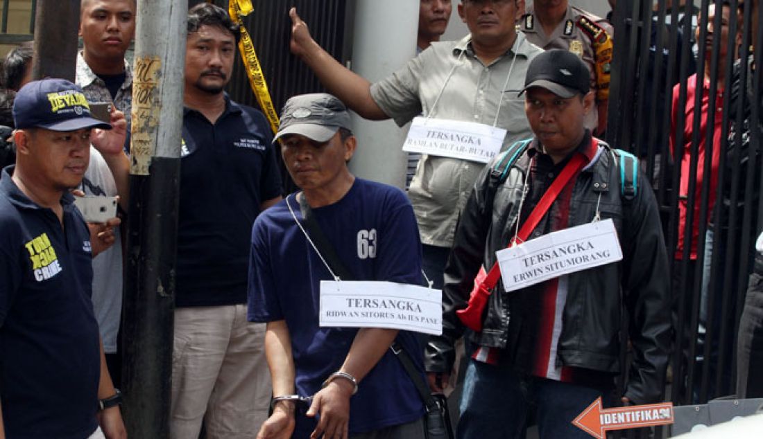 Polisi bersama salah salah satu tersangka Kasus Perampokan dan Pembunuhan Pulomas, Ridwan Sitorus alias Ius Pane saat melakukan adegan pra-rekonstruksi di rumah Dodi Triono di kawasan Pulomas, Jumat (6/1). Sebanyak 71 adegan diperagakan dalam prarekonstruksi. - JPNN.com