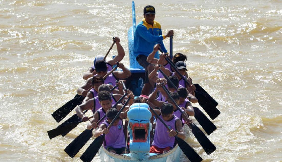 LOMBA PERAHU NAGA: Puluhan peserta bersaing pada lomba pacu prahu dalam rangka HUT Jambi ke 60. Lomba pacu perahu ini diikuti oleh Kabupaten/kota se Provinsi Jambi dan peserta umum serta perusahaa swasta. - JPNN.com