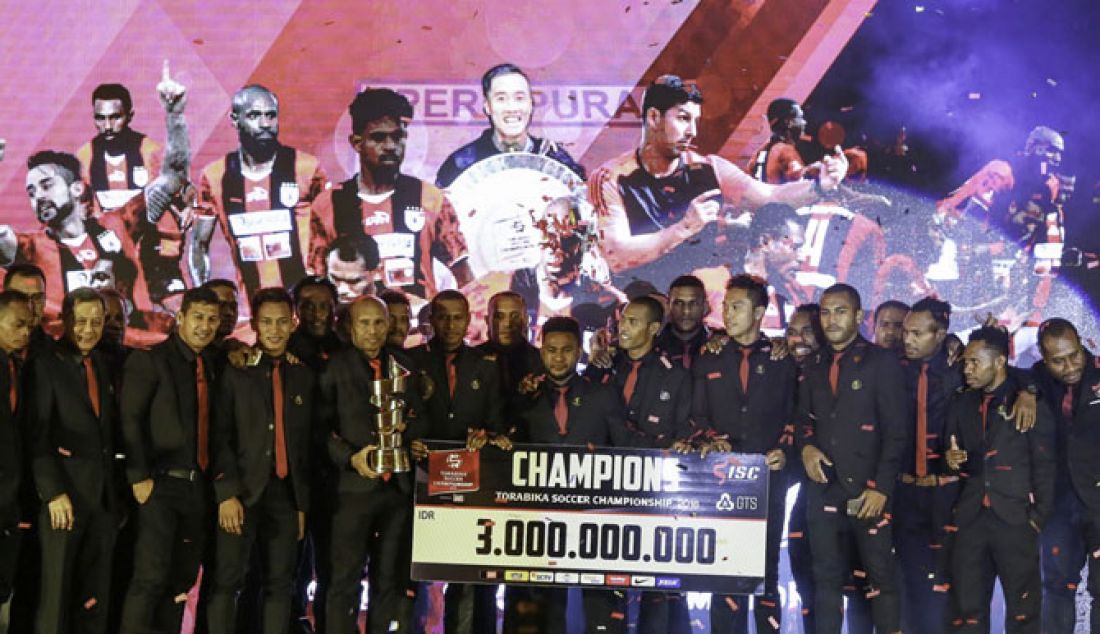 Tim Persipura berhasil menjadi juara dalam Indonesia Soccer Championship saat awarding night di hotel Arya Duta, Bandung (8/1/). - JPNN.com