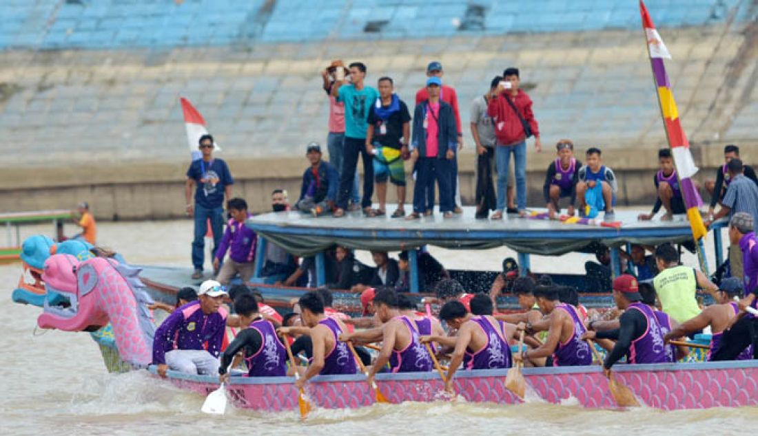 LOMBA PERAHU NAGA: Puluhan peserta bersaing pada lomba pacu prahu dalam rangka HUT Jambi ke 60. Lomba pacu perahu ini diikuti oleh Kabupaten/kota se Provinsi Jambi dan peserta umum serta perusahaa swasta. - JPNN.com