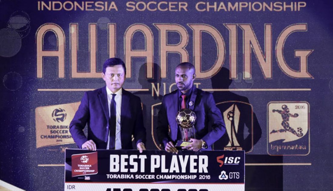 Pesepakbola Boaz Solosa dari Persipura keluar menjadi Best Player dalam Indonesia Soccer Championship saat awarding night di hotel Arya Duta, Bandung (8/1). - JPNN.com