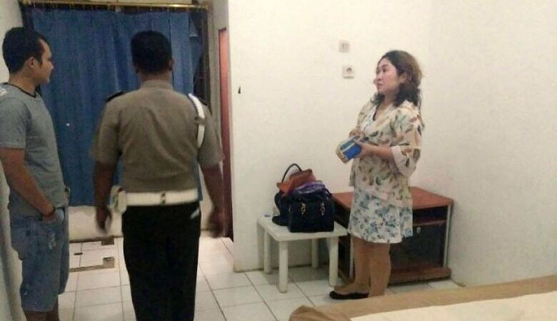 DIDUGA BERSELINGKUH. Bripka Respon Jujur Siahaan (bercelana pendek) dan Yuliana yang digerebek di salah satu hotel di Entikong oleh Polsek setempat. - JPNN.com