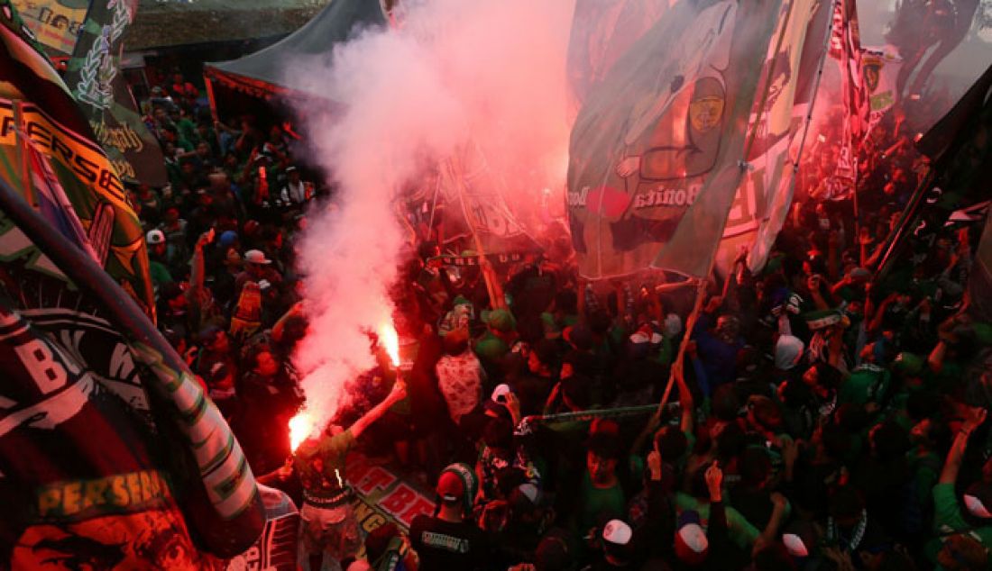 Suasana Gor Padjajaran saat para Bonek Mania meluapkan kebahagiannya karena tim kesayangannya, Persebaya 1927 dapat berlaga kembali lewat divisi utama, sesuai dengan hasil Kongres PSSI 2017 di Ballroom Hotel Arya Duta, Bandung (8/1). - JPNN.com