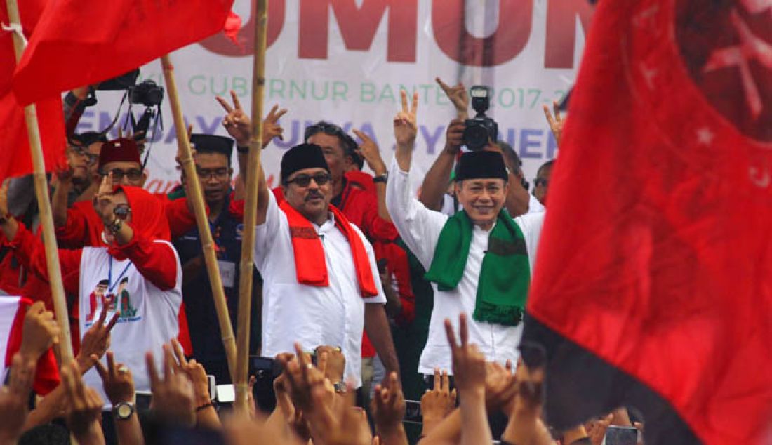 Pasangan Cagub dan Cawagub nomer urut dua, Rano Karno dan Embay Mulya Syarief saat rapat terbuka (Kampanye) di Lapangan Boru, Kecamatan Curug, Kota Serang, Minggu (8/1). Acara tersebut juga dihadiri tokoh banten Taufiequrachman dan Muchtar Mandala. - JPNN.com