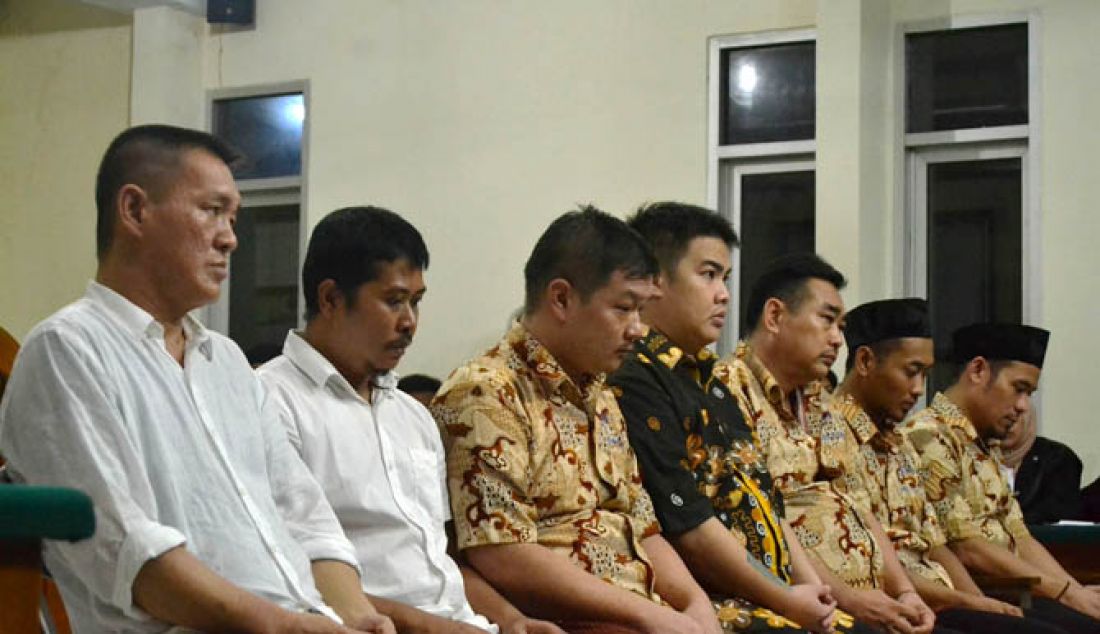 VONIS MATI: Enam dari sembilan terdakwa kasus peredaran narkoba Malaysia-Cirebon divonis hukuman Mati di ruang sidang Cakra Pengadilan Negeri Cirebon, yang diketua Majelis Hakim M Muchlis SH MH, Cirebon, Rabu (11/1). - JPNN.com