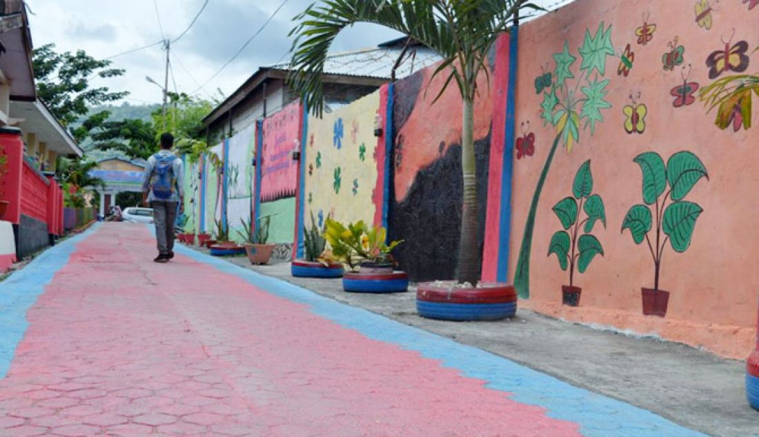 Gerakan Lorong Asri (Gelora) Pinasa, mulai memberi dampak positif terhadap kebersihan dan kecantikan lorong lorong di seputaran kota Luwuk. Nampak salah satu lorong di Kelurahan Karaton, Kecamatan Luwuk, yang disulap menjadi lorong yang nyaman dilewati setiap orang. - JPNN.com