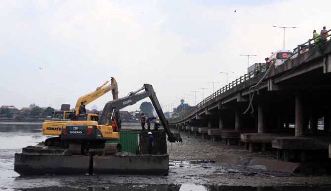 Meski sudah mengerahkan dua alat berat, namun tidak mudah untuk mengevakuasi sopir truk trailer. Posisi kepala trailer yang nyungsep ke lumpur sedalam enam meter menyulitkan petugas untuk melakukan evakuasi sehingga harus dilakukan secara bertahap. - JPNN.com