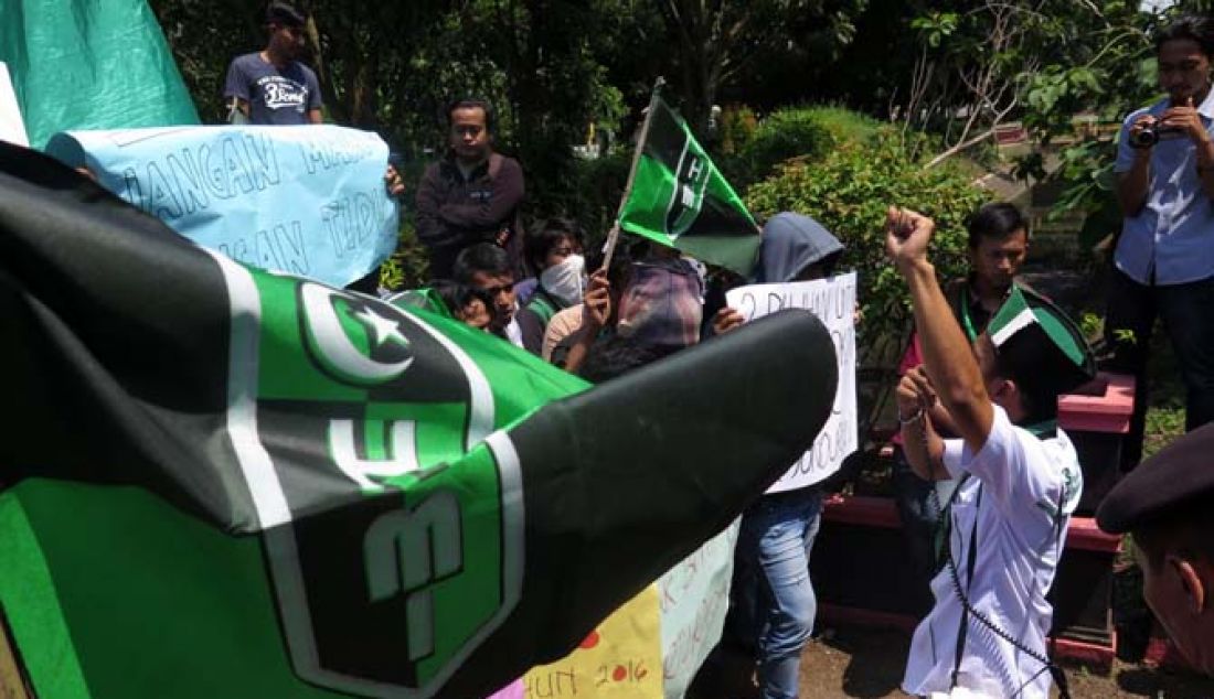 HMI Cabang Bangkalan menggelar aksi unjuk rasa di depan Kantor DPRD Bangkalan untuk bertemu ketua DPRD, Kamis (12/1). Aksi terkait pelantikan SOTK Interplasi, Angket dan Gaji PNS dan THL serta kenaikan pajak itu sempat diwarnai saling dorong antara mahasiswa dan kepolisian. - JPNN.com