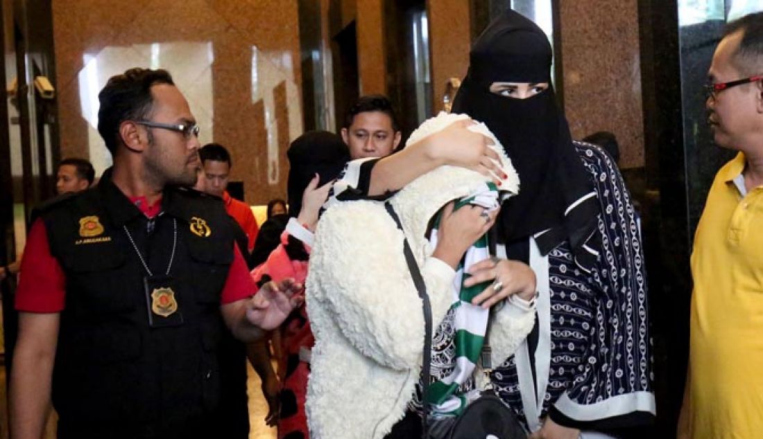 Sejumlah wanita asing yang diduga bekerja sebagai Pekerja Seks Komersil (PSK), tengah dihadirkan di Kantor Ditjen Imigrasi, Kementerian Hukum dan HAM, Jakarta Selatan, Jumat (13/1). Tercacat 32 wanita asal vietnam sebanyak 11 orang, perempuan dari Kazakhhstan 5, Uzbekistan 5 orang, Tiongkok 5 orang, Maroko 5 orang dan Russia 1 orang. - JPNN.com