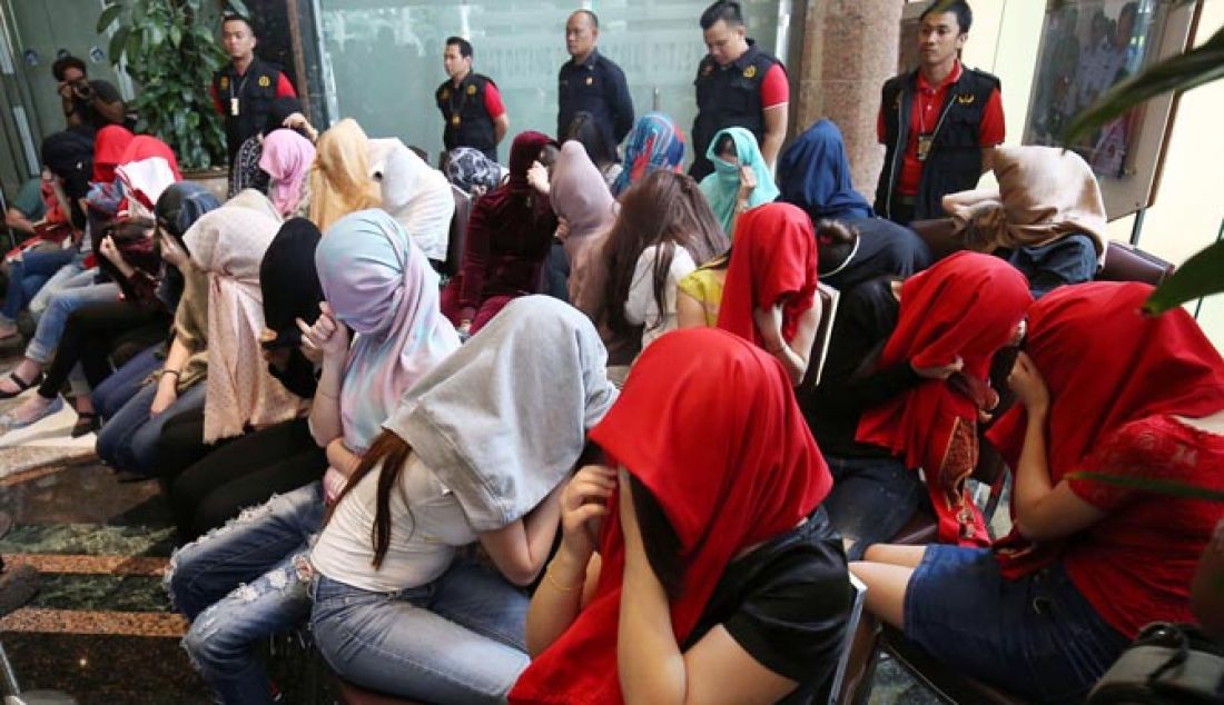 Sejumlah wanita asing yang diduga bekerja sebagai Pekerja Seks Komersil (PSK), tengah dihadirkan di Kantor Ditjen Imigrasi, Kementerian Hukum dan HAM, Jakarta Selatan, Jumat (13/1). Tercacat 32 wanita asal vietnam sebanyak 11 orang, perempuan dari Kazakhhstan 5, Uzbekistan 5 orang, Tiongkok 5 orang, Maroko 5 orang dan Russia 1 orang. - JPNN.com