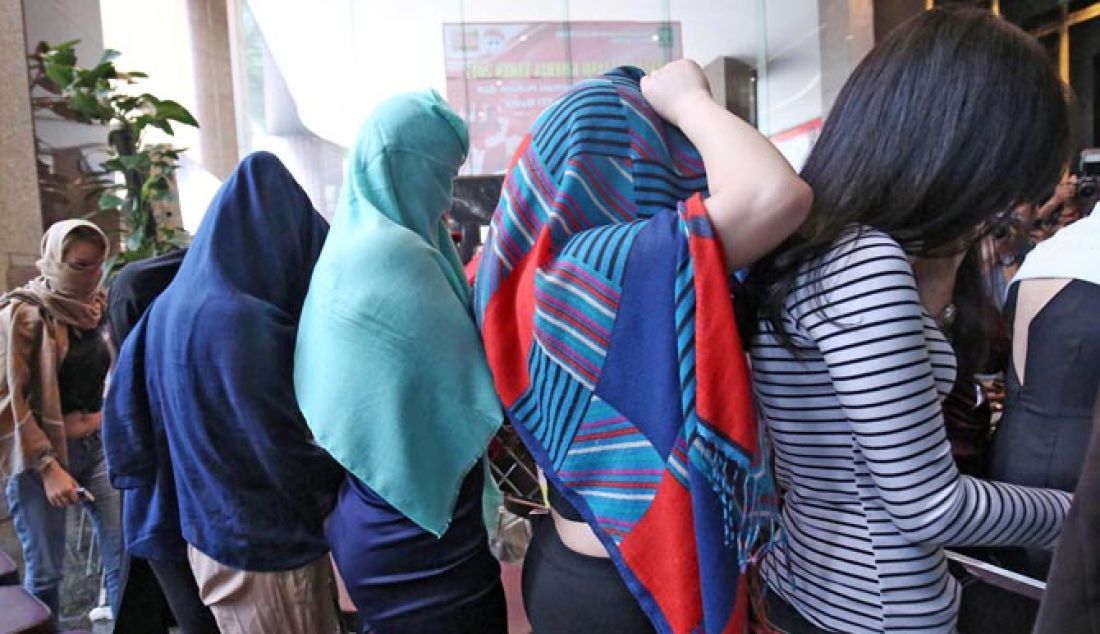 Sejumlah wanita asing yang diduga bekerja sebagai Pekerja Seks Komersil (PSK), tengah dihadirkan di Kantor Ditjen Imigrasi, Kementerian Hukum dan HAM, Jakarta Selatan, Jumat (13/1). Tercacat 32 wanita asal vietnam sebanyak 11 orang, perempuan dari Kazakhhstan 5, Uzbekistan 5 orang, Tiongkok 5 orang, Maroko 5 orang dan Russia 1 orang. - JPNN.com