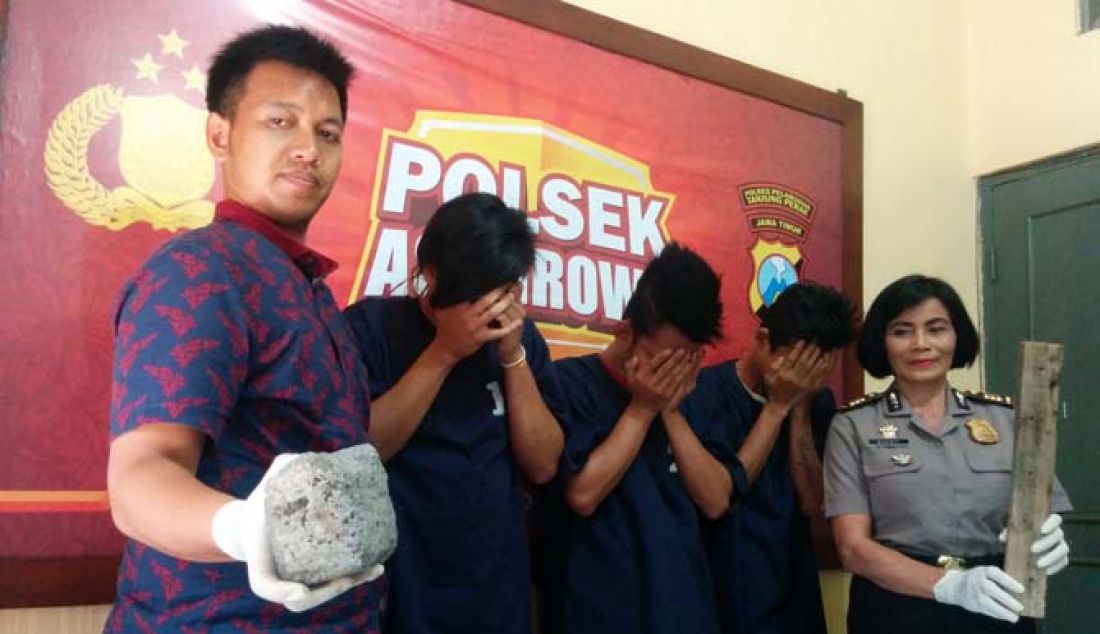 Kanit Reskrim Polsek Asemrowo, AKP Indra Herlambang menjelaskan bahwa kasus pengeroyokan tersebut bermula saat korban dan ketiga tersangka bersenggolan ketika bersenang-senang di salah satu cafe di Jalan Kalianak, Surabaya, Sabtu (14/1). - JPNN.com