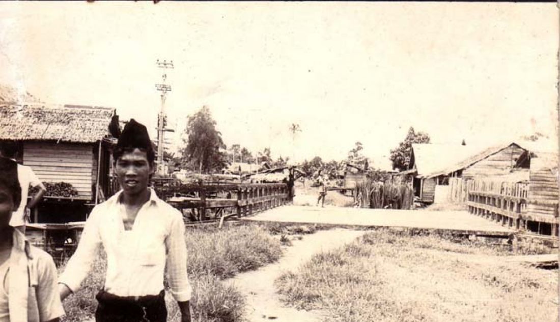 TEMPOE DOELOE: Beginilah Jalan Gajah Mada Tahun 1971. Gertak kayu dan jalan tanah setapak merupakan wajah pusat wisata di masa lalu. - JPNN.com