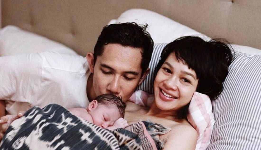 BELAHAN JIWA: Andien dan Ippe memeluk si kecil Kawa yang tengah terlelap di dada Andien. Kawa lahir pekan lalu dengan metode water birth. - JPNN.com