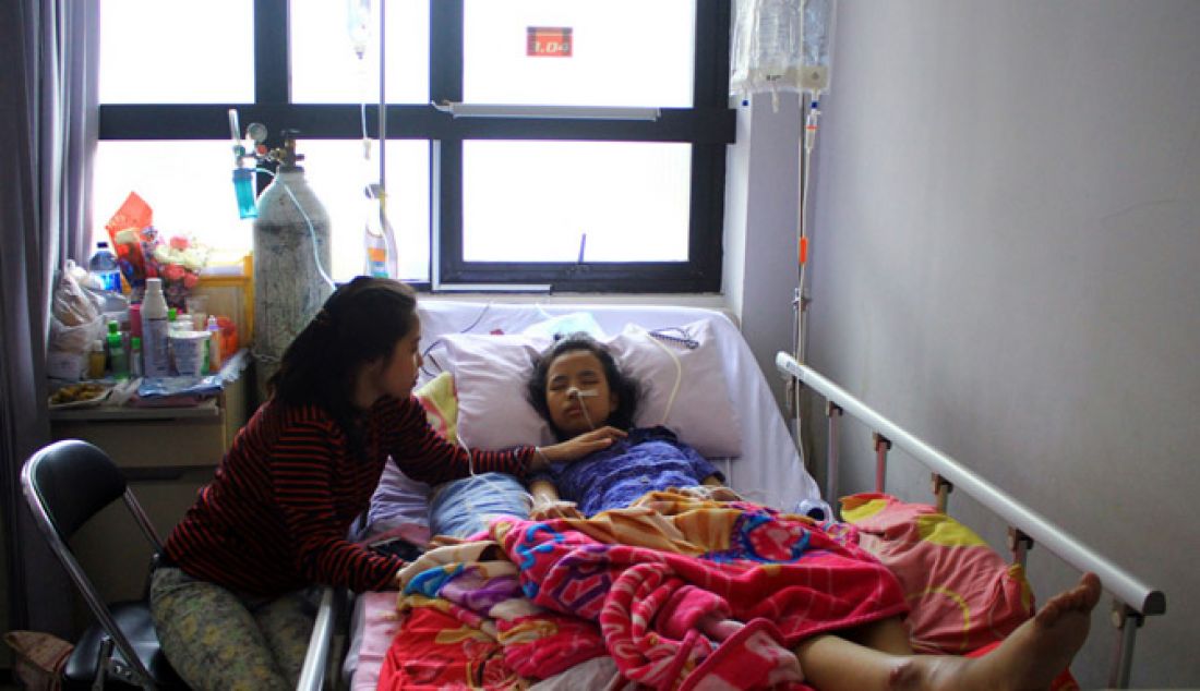 Adela Risqi (15) terbaring lemas di Rumah Sakit PMI Kota Bogor ruang Dahlia III, Jalan Pajajaran, Bogor, Senin (16/1). Adela menderita penyakit Osteosarcoma kangker tulang yang cukup langka. - JPNN.com